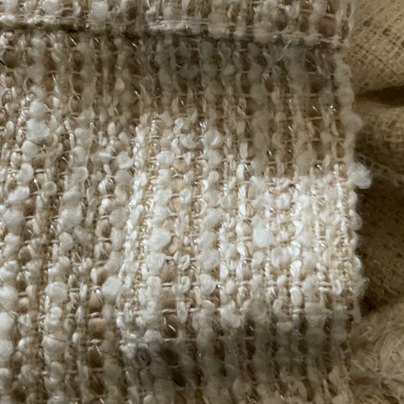 “BANANA REPUBLIC” Off White WITH Gold Thread Tweed Shorts. - Picture 16 of 16